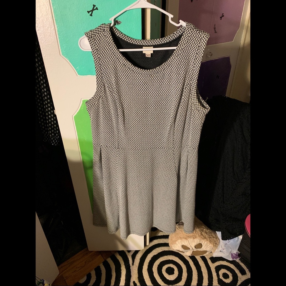 black and white off the sleeveless dress